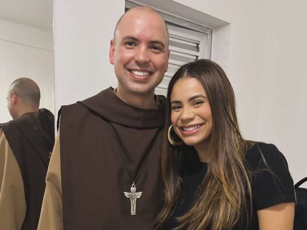 Lexa se emociona em oração com Frei Gilson e relembra perda da filha