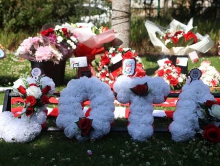 Torcedores do Liverpool prestam homenagem em Anfield após morte de Diogo Jota