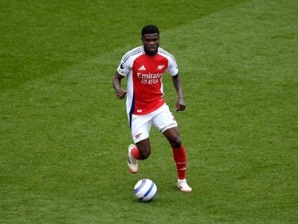 Ex-jogador do Arsenal é acusado de estupro e assédio sexual na Inglaterra