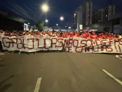 Torcedores do Flamengo protestando contra Gabigol fora do estádio (Reprodução)