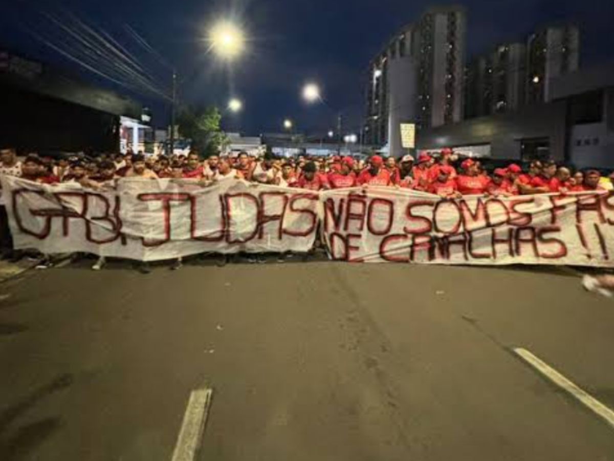 Torcedores do Flamengo protestando contra Gabigol fora do estádio (Reprodução)