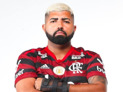 Sósia de Gabigol relata ameaças após foto polêmica do jogador com camisa do Corinthians