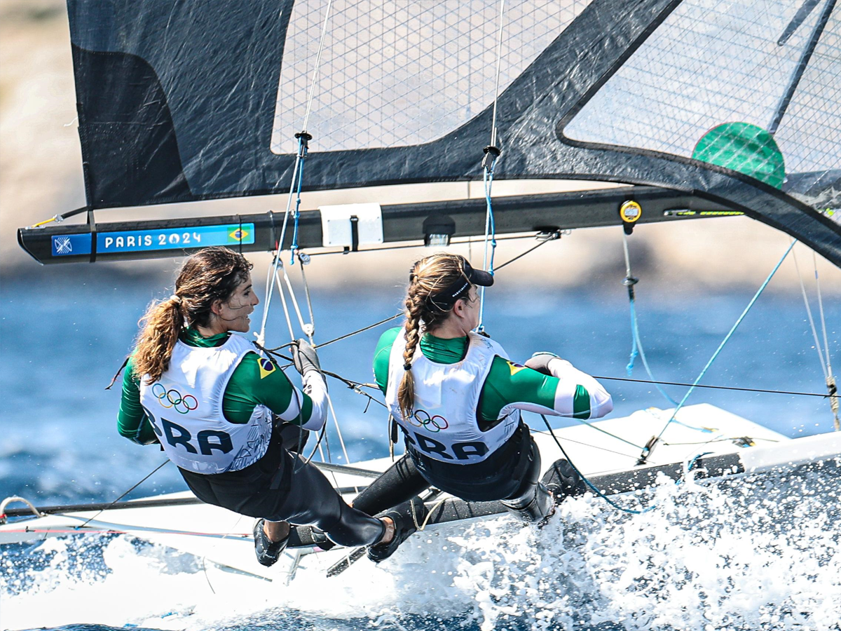 Marine Grahel e Kahena Kunze em disputa na vela em Paris-2024 (Wander Roberto/COB)