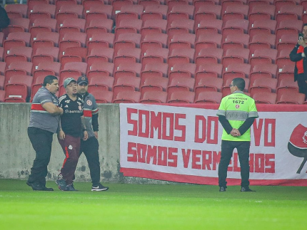 Torcida do Internacional ficou indignada com eliminação na Sul-Americana e protestou no Beira-Rio (Reprodução)