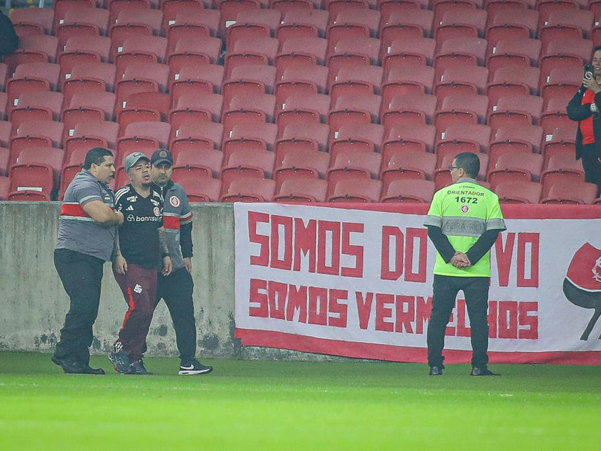 Torcida do Internacional ficou indignada com eliminação na Sul-Americana e protestou no Beira-Rio (Reprodução)