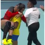 Adversárias, não inimigas: brasileira carrega atleta angolana no colo após lesão