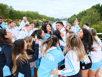 Pablo Simonet, atleta de handebol da Argentina, aproveitou a foto da delegação para pedir Maria Compoy, atleta do hóquei, em casamento (Reprodução)