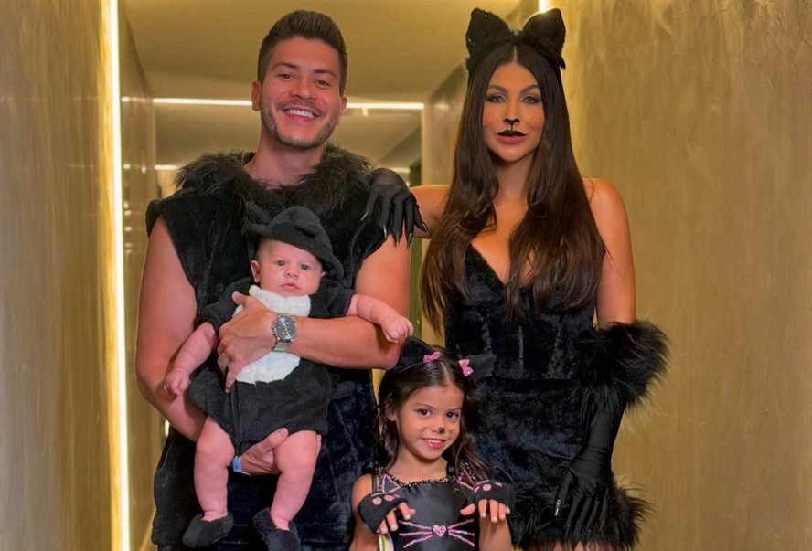 Arthur Aguiar com Jheny Santucci e os filhos, Sophia e Gabriel