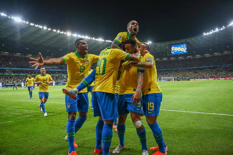 Jogadores do Brasil comemoram gol contra a Argentina na Copa América de 2019 / Foto: Folha de S. Paulo Jogadores do Brasil comemoram gol contra a Argentina na Copa América de 2019 / Foto: Folha de S. Paulo