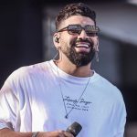 Dilsinho celebra novidades da carreira internacional: “Levar pagode pra outros lugares”