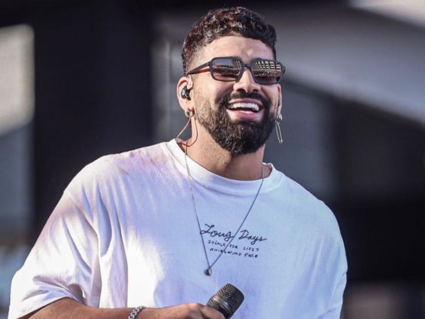 Dilsinho celebra novidades da carreira internacional: “Levar pagode pra outros lugares”