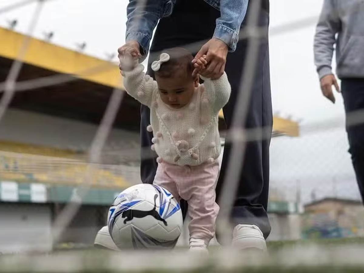 Bruna Biancardi foi junto a filha visitar o Instituto Neymar (Divulgação)