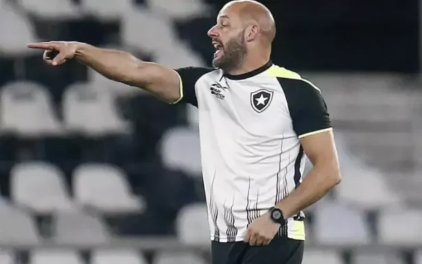 Botafogo se acerta com novo técnico, ex auxiliar de Artur Jorge. Saiba quem é