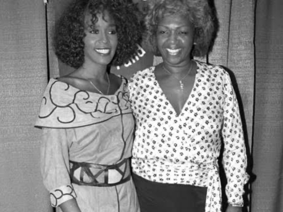 Whitney Houston e a mãe Cissy Houston|  | Créditos: Reprodução