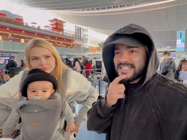 A caminho do Brasil, Yudi volta com Mila e o filho para cumprir compromissos profissionais
