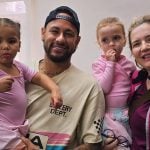 Neymar acompanha aula de balé da filha Mavie e vira atração no estúdio