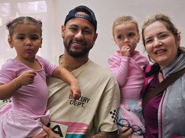 Neymar acompanha aula de balé da filha Mavie e vira atração no estúdio