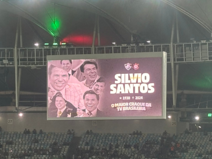 Silvio Santos é homenageado durante partida do Fluminense e Corinthians no Maracanã