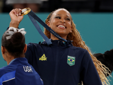 Rebeca Andrade ganha medalha de ouro após solo impecável