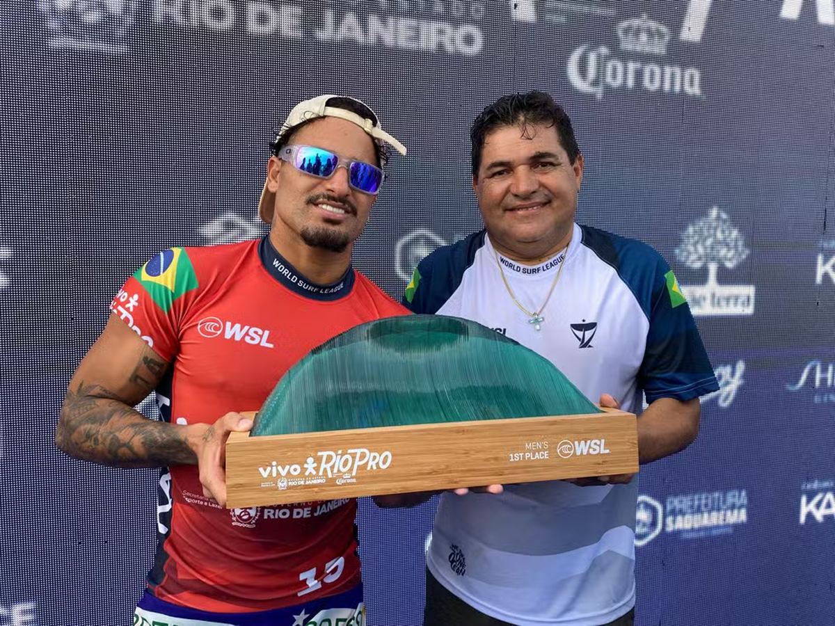 Italo Ferreira segura troféu com o pai, seu Luizinho Ferreira (Winne Fernandes)