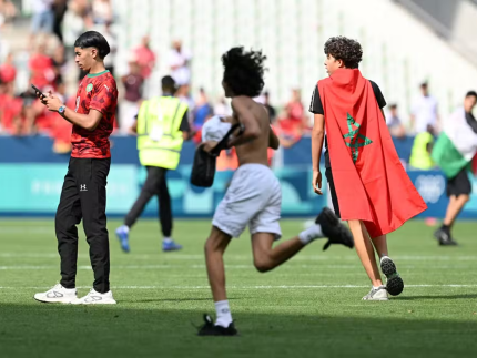 Marroquinos invadiram o campo, indignados com a arbitragem após empate contra a Argentina (Reprodução)