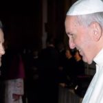 Brasileira dá voz à Oração Universal na missa que marca início do conclave no Vaticano