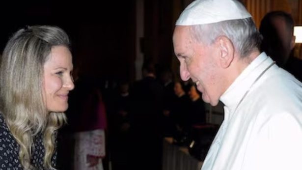 Brasileira dá voz à Oração Universal na missa que marca início do conclave no Vaticano