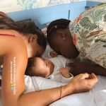 Carol Peixinho e Thiaguinho registram momento fofo com o filho: “Ataque de beijos”
