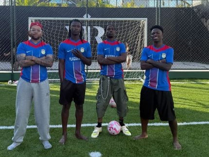 Vini Jr. recebe Travis Scott e Camavinga em casa e divulga clube português