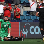 Susto: Assistente de arbitragem desmaia em campo em partida da Copa América