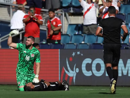 Susto: Assistente de arbitragem desmaia em campo em partida da Copa América