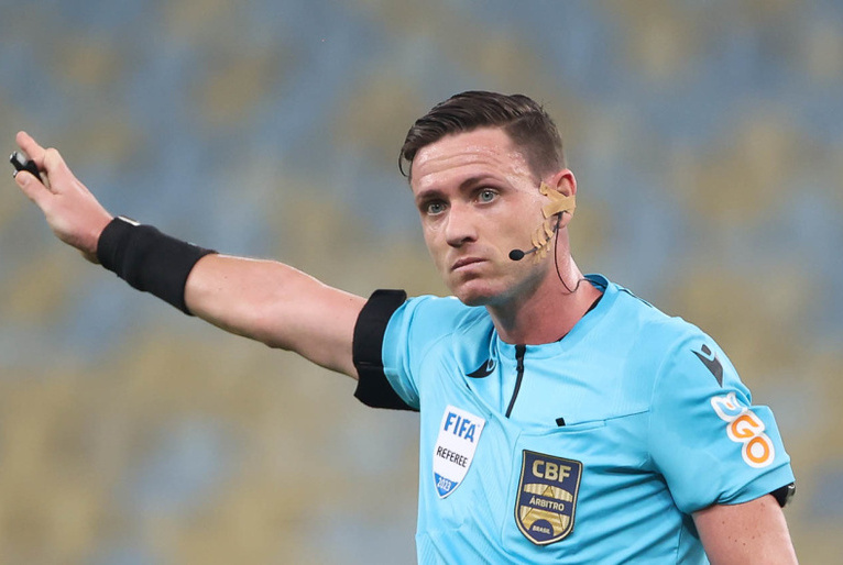 Ramon Abatti Abel, árbitro da partida, e Ilbert Estevam da Silva, responsável pelo VAR, foram afastados pela CBF após polêmicas em São Paulo x Palmeiras / Reprodução