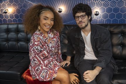 Gi Fernandes e Paulo Mendes na plateia do Caldeirão com Mion especial