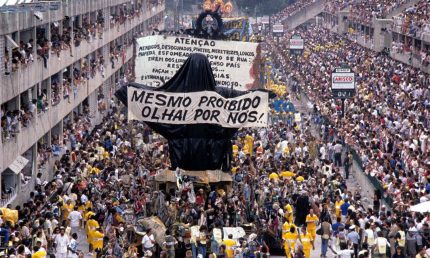 (Desfile de 1989 da Beija-flor exaltou os excluídos / Foto por: Ricardo Leonio - Agência O Globo)