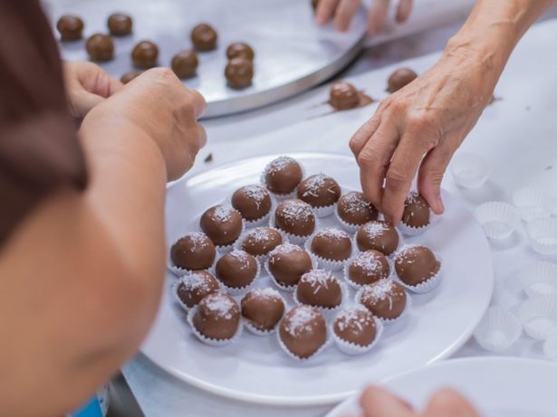 Por lei, chocolate agora exige mais cacau; regra divide opiniões de produtores