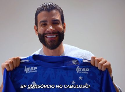 Torcedor do Cruzeiro, Gusttavo Lima anuncia novo patrocinador do clube