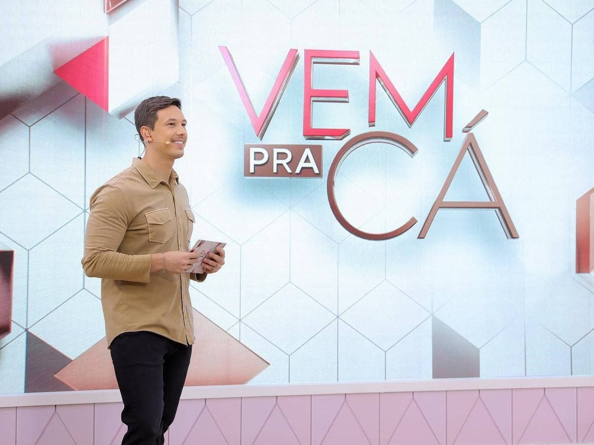 Patrícia Abravanel e Gabriel Cartolano na apresentação do Vem pra Cá, no SBT (Reprodução: SBT)