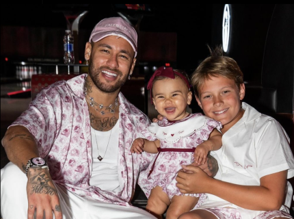 Neymar comemora o Dia dos Pais com Davi Lucca e Mavie