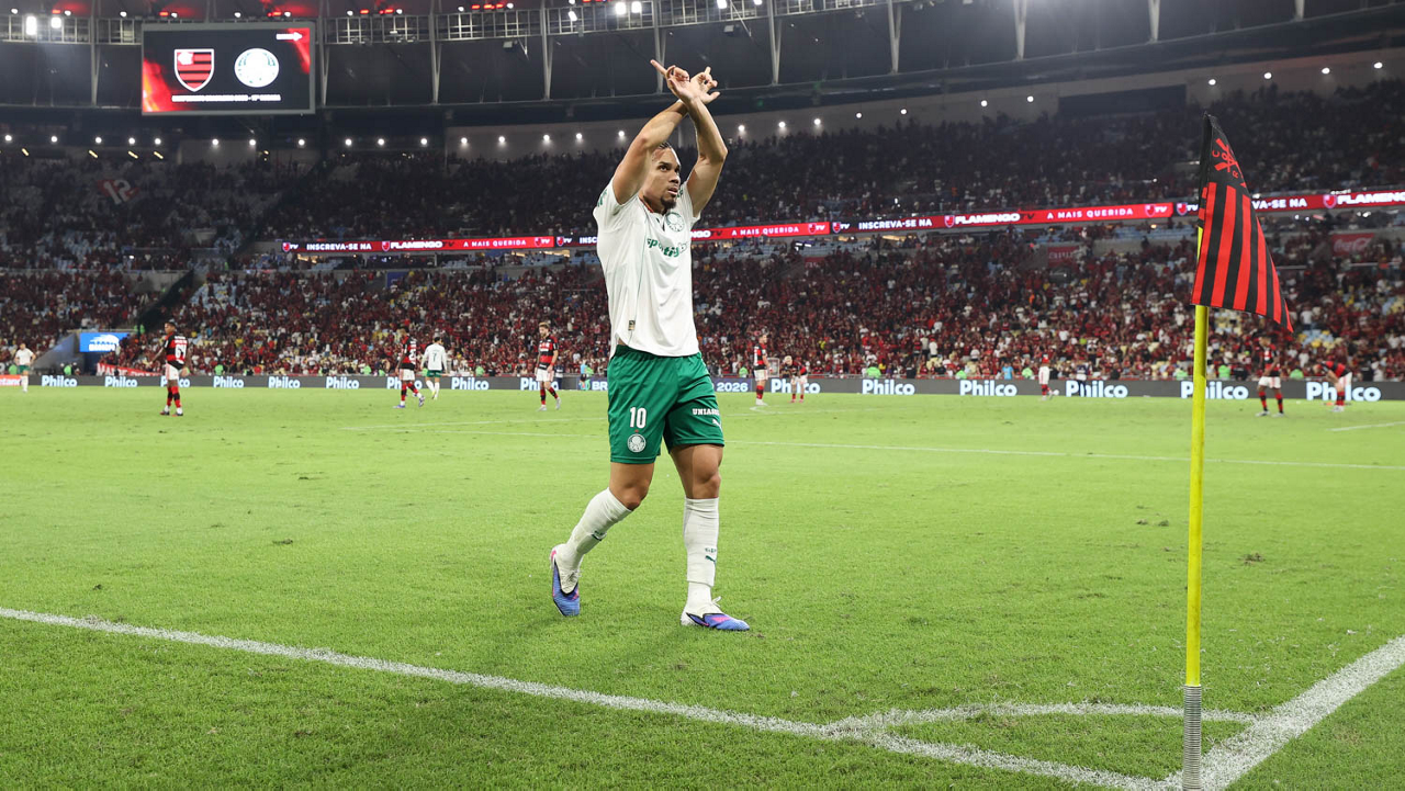 Gesto com dedos médios pode levar Paulinho a suspensão de até seis jogos pelo Palmeiras / Foto: César Greco Palmeiras 