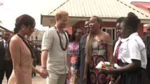Príncipe Harry e Meghan visitam escola na Nigéria. Fonte: Getty images.