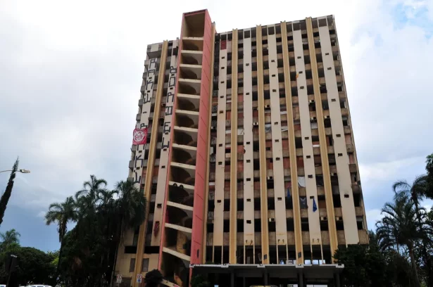 Primeiro hotel de luxo de Brasília, Torre Palace é implodido após anos de abandono