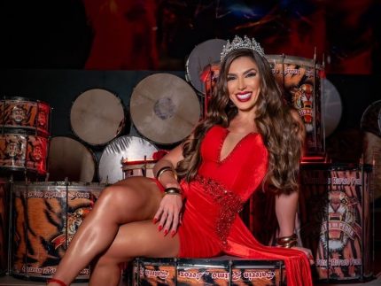 Andrea de Andrade é a nova rainha de bateria da Unidos da Porto da Pedra