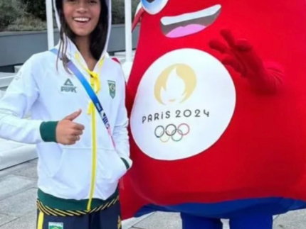 Rayssa Leal e o mascote dos Jogos Olímpicos de Paris 2024. Foto: Reprodução.

