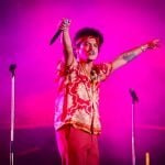 “Cheio de manias” brasileiras, tecladista de Bruno Mars toca sucesso de Raça Negra em show