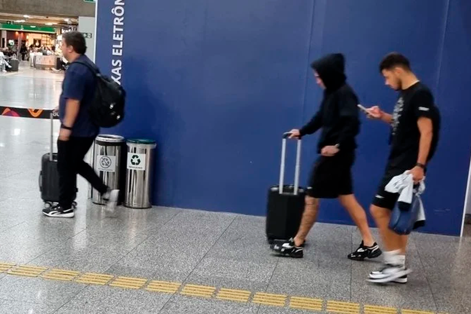 Romero e Hernández viajando de volta ao Rio, após serem cortados de viagem do Botafogo. Foto: Reprodução