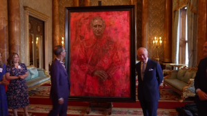 Rei Charles III recebe primeiro retrato oficial após um ano de coroação