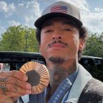 Skatista Nyjah Huston mostra medalha olímpica corroída dias após conquista