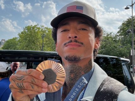 Skatista Nyjah Huston mostra medalha olímpica corroída dias após conquista