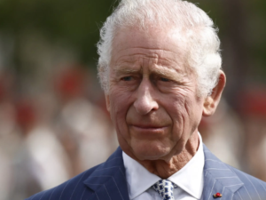 Autor da biografia de Rei Charles diz que família real está ignorando Harry de propósito