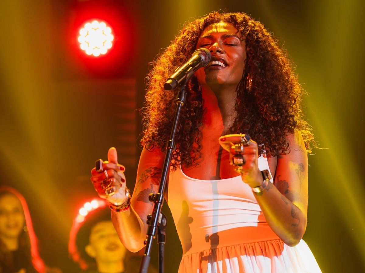 Fã de Liniker denuncia arrogância e cantora responde com desabafo